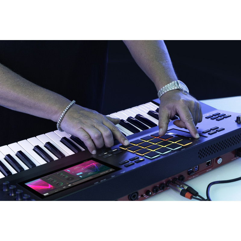 CLAVIER USB 61 NOTES + 16 PADS AVEC ECRAN TACTILE AKAI